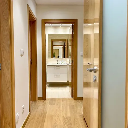 Modern & Spacious With River View Lisbon