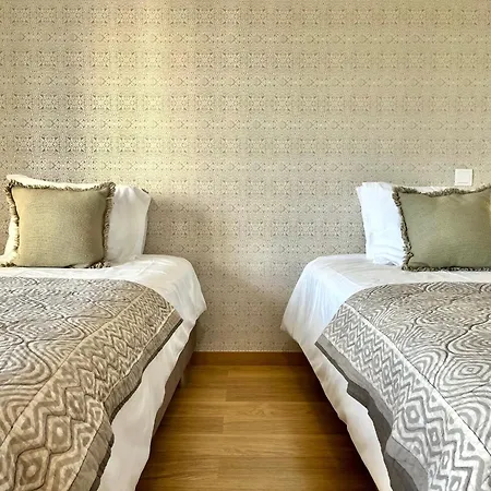Modern & Spacious With River View Lisbon