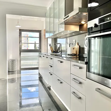 Modern & Spacious With River View ליסבון