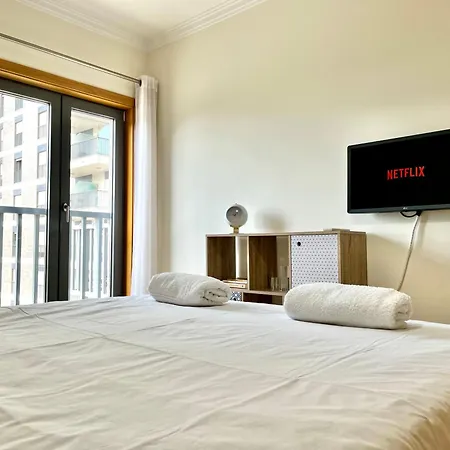 Modern & Spacious With River View Lisbon