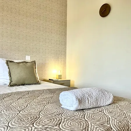 Modern & Spacious With River View リスボン